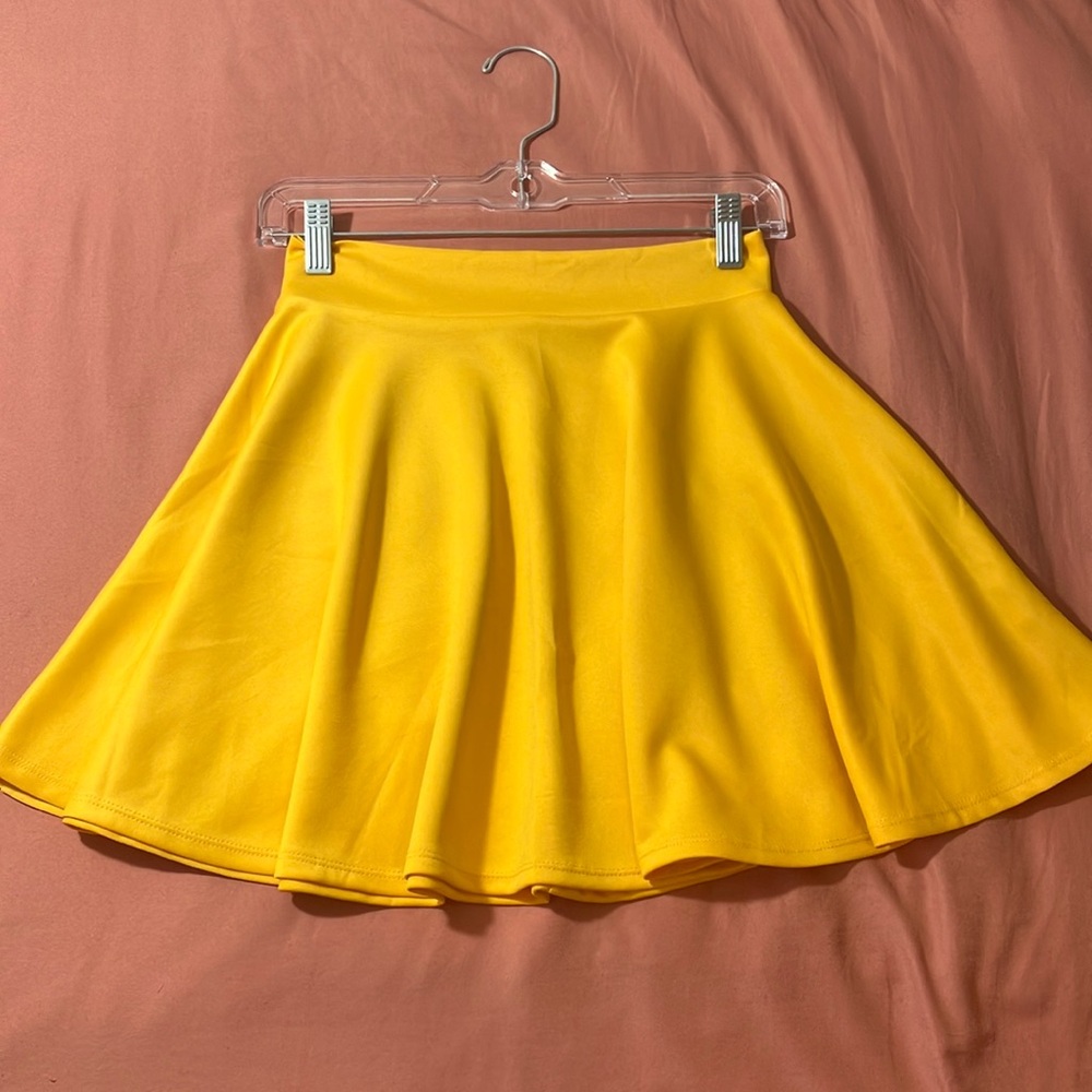 Extra small, yellow, flowy, and stretchy skirt
